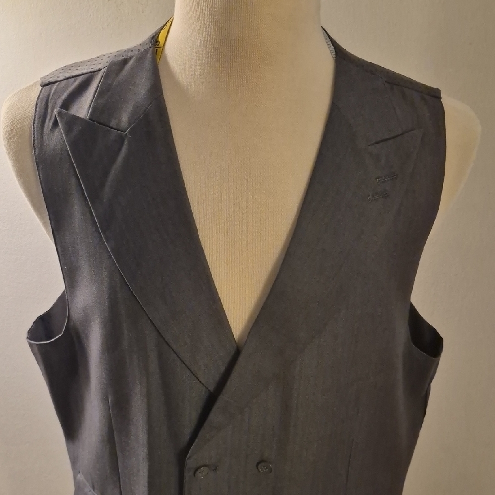 Elegant 3 Piece Double-Breasted Suit - Picture 6 of 11